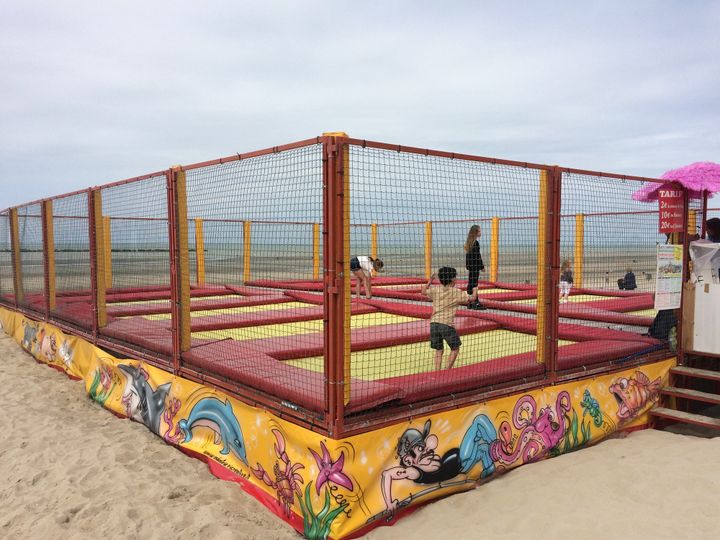 Trampoline sur la plage de Malo-les-Bains, dans les Hauts-de-France (ARIANE GRIESSEL / FRANCE INFO / RADIO FRANCE)