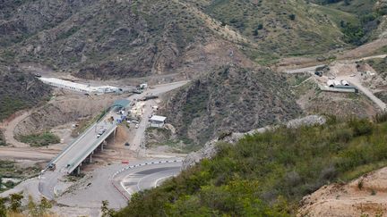 A view from Armenia of the Hakari Bridge and the checkpoint at the entrance to the Lachin Corridor, September 23, 2023. (ALAIN JOCARD / AFP)