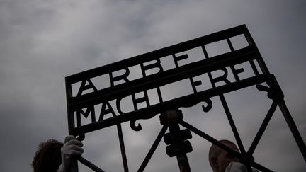 Le portail "Arbeit macht frei", photographié lors de son retour à Dachau (Allemagne), le 22 février 2017. (JOERG KOCH / ANADOLU AGENCY)