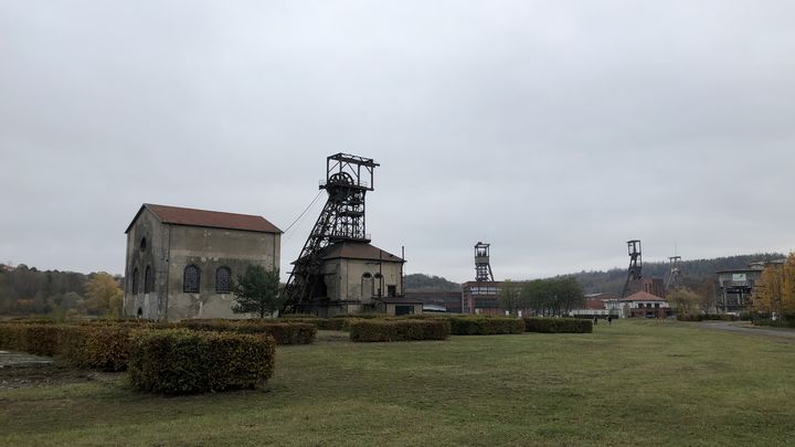 Une vue du puits Villemin 2, plus ancien chevalement métallique du bassin houiller lorrain,&nbsp;le 27 octobre 2021 à Petite-Rosselle (Moselle). (FABIEN MAGNENOU / FRANCEINFO)