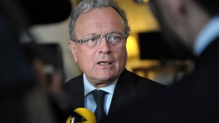 Christian Vanneste répond aux journalistes, à l'Assemblée nationale, le 15 février 2012. (AFP - Bertrand Langlois)