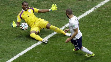 Vincent Enyeama stoppe une tentative de Karim Benzema lors du huiti&egrave;me de finale de la Coupe du monde entre la France et le Nigeria, le 30 juin, &agrave; Brasilia (Br&eacute;sil). (HASSAN AMMAR / SIPA / AP)