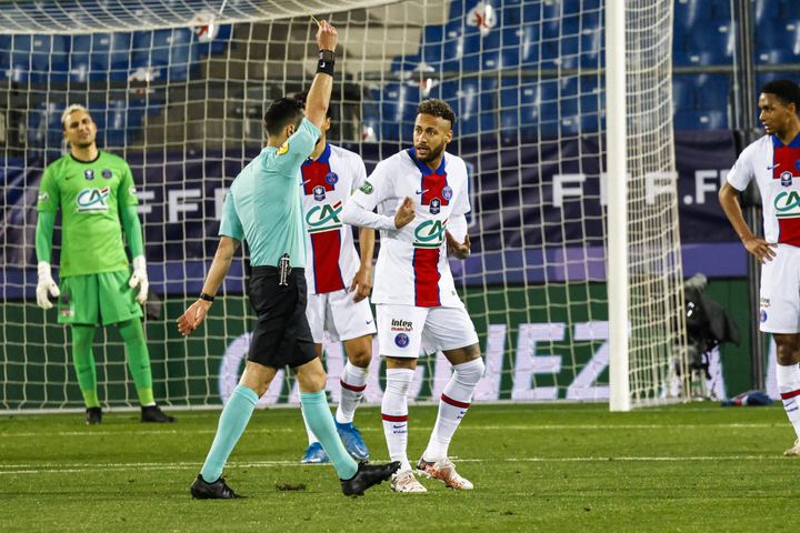 Neymar écope d'un carton jaune, en demi-finale de Coupe de France face à Montpellier le 12 mai. (OLIVIER CORSAN / MAXPPP)