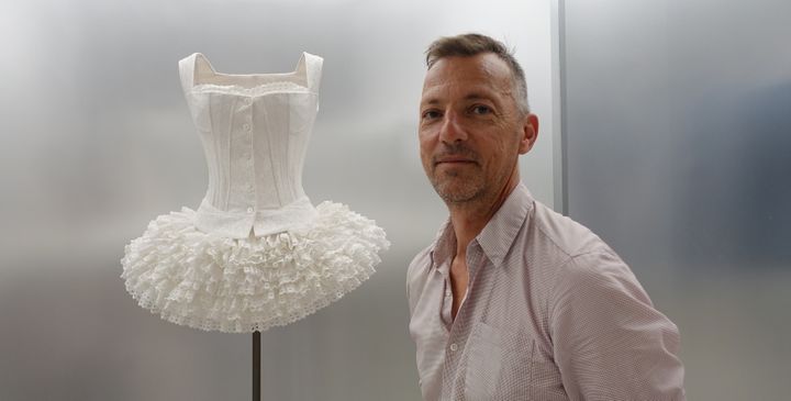 Olivier Saillard devant sa robe préférée, juillet 2018
 (Corinne Jeammet)