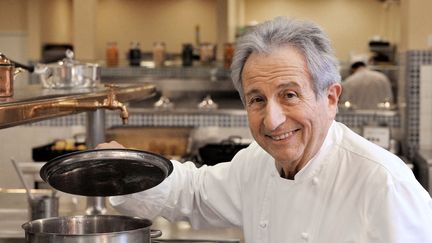 le chef étoilé Michel Guérard dans les cuisines de son restaurant Les prés d'Eugénie, à Eugénie-les-Bains dans les Landes, en novembre 2008. (PIERRE ANDRIEU / AFP)