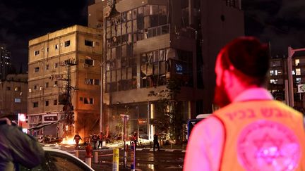 Un bâtiment endommagé à Ramat Gan, près de Tel-Aviv (Israël), après des tirs depuis le sud du Liban, le 18 novembre 2024. (JACK GUEZ / AFP)