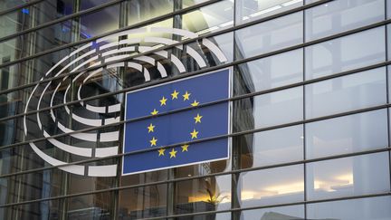 Le logo du Parlement européen sur la façade du bâtiment de l'institution à Bruxelles (Belgique), le 21 octobre 2024. (ANTOINE BOUREAU / HANS LUCAS / AFP)