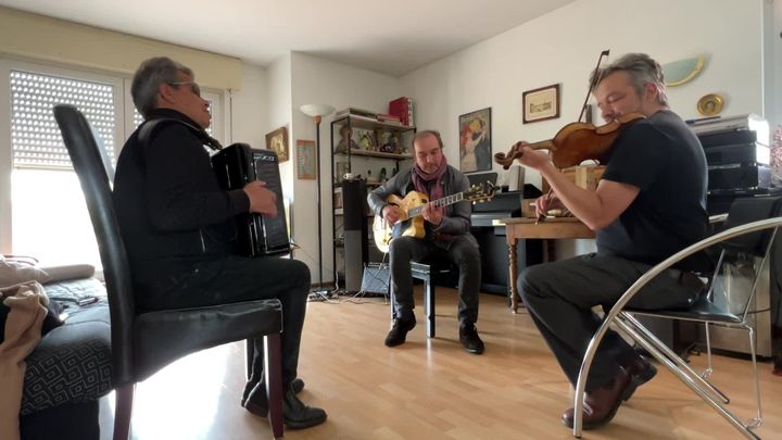 Last rehearsal before the concert on May 14: Marcel Loeffler (left), Engé Helmstetter (centre) and his brother, Tchatcho Helmstetter (right).  (France 3 Alsace)