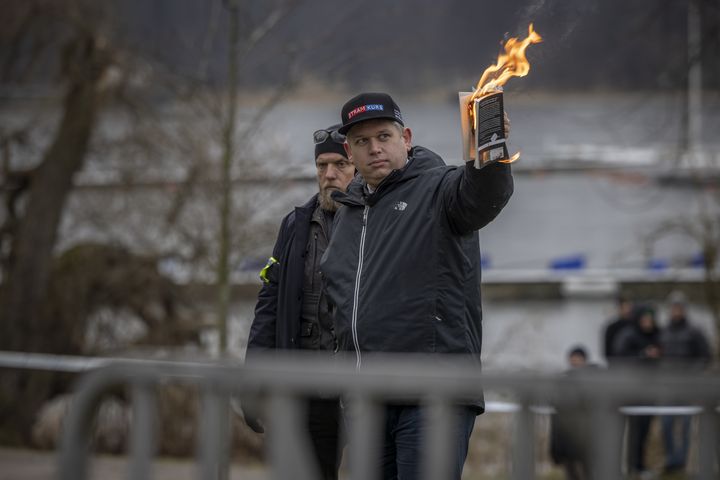 L'activiste d'extrême-droite Rasmus Paudan brûle un Coran devant l'ambassade de Turquie, à Stockholm (Suède), le 21 janvier 2023. (JONAS GRATZER / GETTY IMAGES EUROPE)