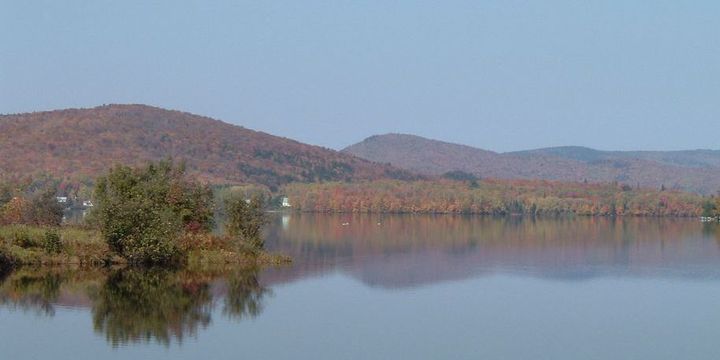 Vue du lac St-Charles (Cathybrie Wikicommons)