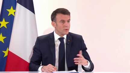 La conférence de presse du mardi 16 janvier d’Emmanuel Macron a été marquée par l’évocation d’un “réarmement” civique, qui devrait passer principalement par l’école. Quel est ce plan qui devrait marquer le quinquennat ? Explications. (franceinfo)