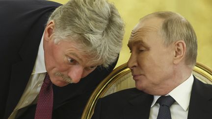 Vladimir Poutine avec le porte-parole du Kremlin, Dmitri Peskov, lors d'une réunion au sommet des chefs d'État de la Communauté des États indépendants (CEI) au Kremlin, le 8 octobre 2024. (SERGEI ILNITSKY / MAXPPP)