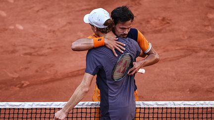 Jannik Sinner et Daniel Altmaier se congratulent à l'issue de leur match du second tour de Roland-Garros, sur le court Suzanne-Lenglen, à Paris, le 1 juin 2023. (ANNE-CHRISTINE POUJOULAT / AFP)