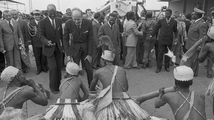 Mars 1975 : Valéry Giscard d'Estaing accueilli par le président Jean-Bedel Bokassa lors de sa visite à Bangui, en République centrafricaine. VGE&nbsp;était très attiré par le continent africain, sous son mandat la France y a été très active. (WILLIAM KAREL / GAMMA-RAPHO VIA GETTY IMAGES)