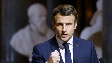 Emmanuel Macron donne une conférence de presse à Versailles (Yvelines), le 11 mars 2022. (LUDOVIC MARIN / AFP)