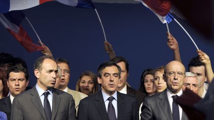 (De G. &agrave; D.) Jean-Fran&ccedil;ois Cop&eacute;, Fran&ccedil;ois Fillon et Alain Jupp&eacute;, tous &nbsp;candidats potentiels &agrave; la t&ecirc;te de l'UMP en octobre prochain, &agrave; Bordeaux, le 3 mai 2012. (JEAN-PIERRE MULLER / AFP)