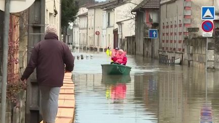 Inondations : à Saintes et Cognac, les habitants attendent toujours le pic de la crue (France 3)