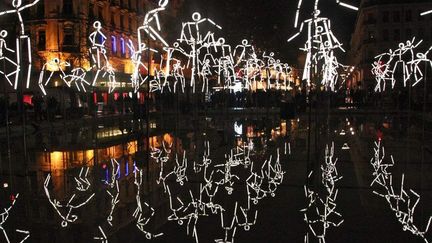 Créer du mouvement avec des objets immobiles. C&#039;est le but de cette installation place de la République où des bonhommes lumineux semblent courir sur l&#039;eau.
 (Jean-François Lixon)