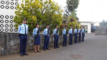 Des gendarmes attendent la visite du ministre de l'Intérieur, à Mamoudzou, à Mayotte, le 5 mars 2017. (ORNELLA LAMBERTI / AFP)