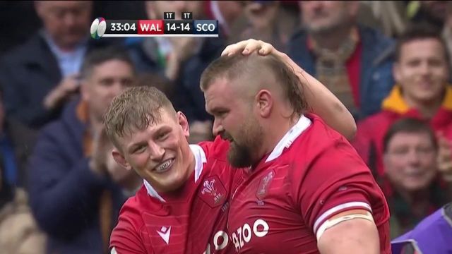 Sur une touche sur les 5 mètres écossais, le Pays de Galles attaque côté fermé et le pilier droit Tomas Francis vient inscrire son 2ème essai international pour recoller au score. Dan Biggar manque la transformation, ça fait 14-14 !