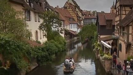 Il y faisait bon vivre avant, mais la ville de Colmar (Haut-Rhin), surnommée "la petite Venise" pour ses embarcations, est désormais victime de son succès. Les touristes affluent sur les barques au détriment des riverains qui demandent un peu de quiétude. (france 3)