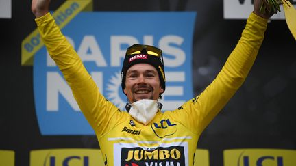 Primoz Roglic sur le podium de Paris-Nice, après l'arrivée finale sur la Promenade des Anglais, le 13 mars 2022. (FRANCK FIFE / AFP)