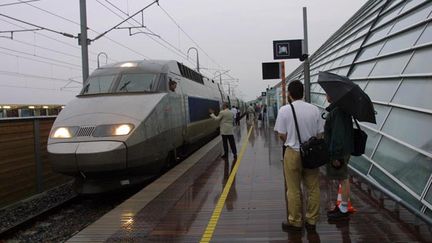 &nbsp; (Un TGV est bloqué sur une voie entre Montpellier et Nîmes, en raison de fortes intempéries (photo d'illustration) © MAXPPP)