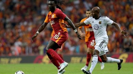 Bafétimbi Gomis sous le maillot de Galatasaray (à gauche). (BERK OZKAN / ANADOLU AGENCY)