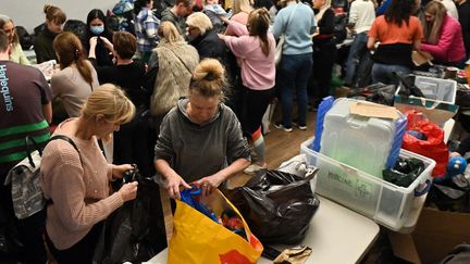 Des bénévoles collectent et emballent des produits primaires destinés à être envoyés en Pologne pour les réfugiés ukrainiens,&nbsp;dans le sud de Londres, le 2 mars 2022.&nbsp; (JUSTIN TALLIS / AFP)