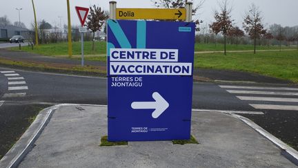 Un centre de vaccination contre le Covid-19 à Montaigu-Vendée, en Vendée, le 18 janvier 2021. (MATHIEU THOMASSET / HANS LUCAS / AFP)