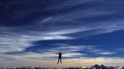 Concentr&eacute;s, les athl&egrave;tes s'accordent parfois une pause pour contempler le paysage &eacute;poustouflant. (DENIS BALIBOUSE / REUTERS)