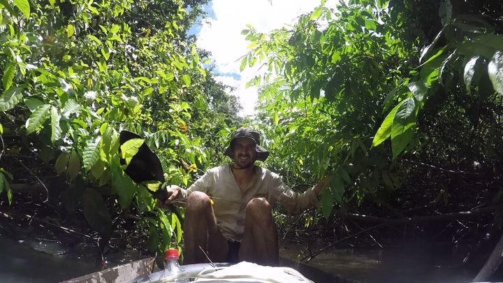 La jungle envahit la rivière, Eliott Schonfeld doit batailler pour se créer un passage. (Eliott Schonfeld aventurier)