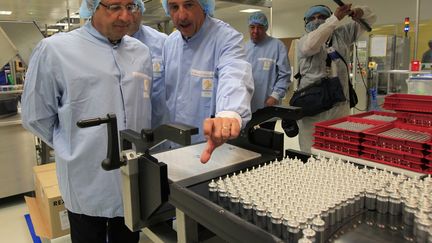 Fran&ccedil;ois Hollande visite l'usine AstraZeneca de Dunkerque, le 23 juillet 2013. (© PASCAL ROSSIGNOL / REUTERS / X00234)