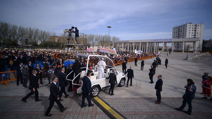 Le pape Fran&ccedil;ois arrive sur la place Jean-Paul-II, dans le quartier napolitain de Scambia (Italie), samedi 21 mars 2015. (FILIPPO MONTEFORTE / AFP)