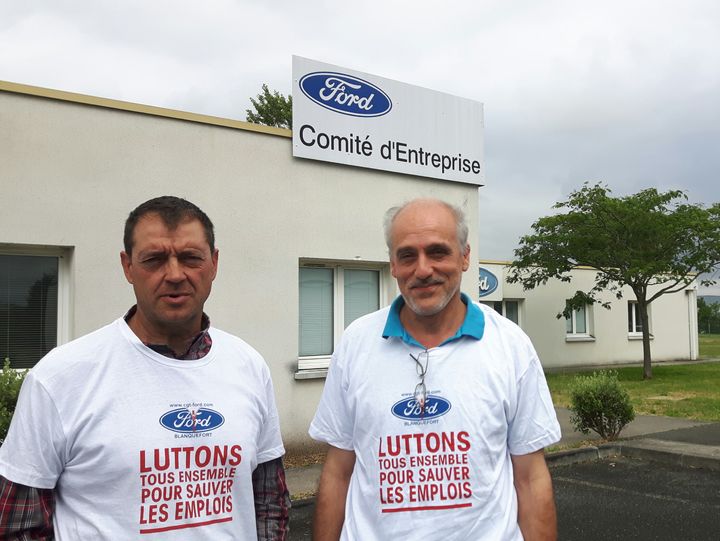 Le secrétaire CGT du comité d'entreprise de Ford Blanquefort Gilles Lambersend, avec Philippe Poutou, secrétaire de la CGT sur le site de l'usine. (ISABELLE RAYMOND / FRANCEINFO)