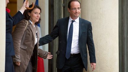 C&eacute;cile Duflot et&nbsp;Fran&ccedil;ois Hollande,&nbsp;sur le perron de l'Elys&eacute;e, &agrave; Paris, le 7 juin 2012. (MARTIN BUREAU / AFP)