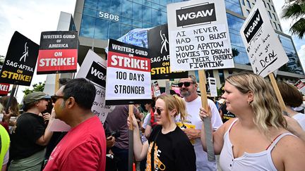 Des membres du syndicat des scénaristes manifestent à Hollywood, le 9 août 2023, en Californie (Etats-Unis). (FREDERIC J. BROWN / AFP)