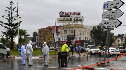 Des membres de la police scientifique enquêtent sur le site d'une attaque contre deux membres de la Garde nationale à Sousse (Tunisie), le 6 septembre 2020.&nbsp; (BECHIR TAIEB / AFP)