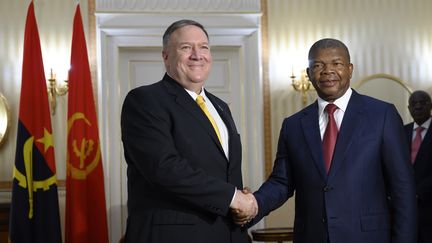Le secrétaire d’Etat Mike Pompeo reçu à Luanda par le président angolais Joao Lourenço le 17 février 2020. Une grande partie de la production pétrolière angolaise est destinée à la Chine. (ANDREW CABALLERO-REYNOLDS / AFP)