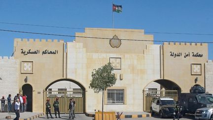 Des policiers montent la garde devant la&nbsp;Cour de sûreté de l'Etat jordanien, le 21 juin 2021 à Amman (Jordanie). (KHALIL MAZRAAWI / AFP)