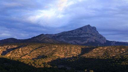 La montagne Sainte-Victoire, dans les Bouches-du-Rhône, en janvier 2020. (MOIRENC CAMILLE / HEMIS.FR / AFP)