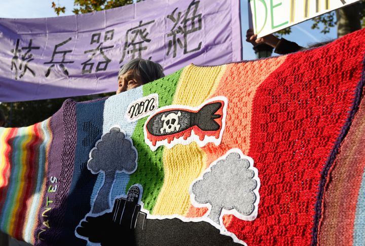 Lors d'une c&eacute;r&eacute;monie en m&eacute;moire des victimes du bombardement d'Hiroshima, le 6 ao&ucirc;t 2015, &agrave; Paris. (ALAIN JOCARD / AFP)