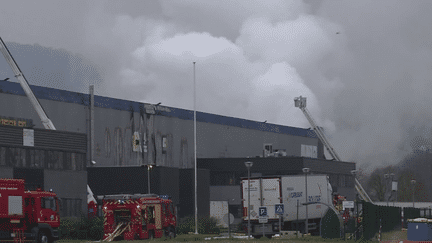 Incendie de Grand-Couronne : les habitants s’interrogent sur la dangerosité du feu (France 2)