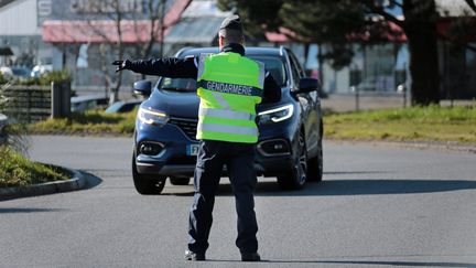 Premiers contrôles des attestations de déplacement dérogatoire, le 17 mars 2020 à Lorient (Morbihan). (FRANCOIS DESTOC / MAXPPP)