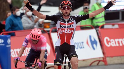 Dans l'ascension finale, Michael Woods n'a jamais réussi à sortir de la roue de Tim Wellens. (MIGUEL RIOPA / AFP)