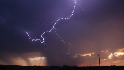 Une s&eacute;rie d'orages violents a frapp&eacute; la France, le 8 juin 2014. (GENE BLEVINS / REUTERS)