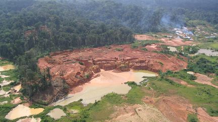 Photo d'un&nbsp;village d'orpailleurs illégaux du site de Dorlin, en Guyane. (GENDARMERIE NATIONALE / AFP)