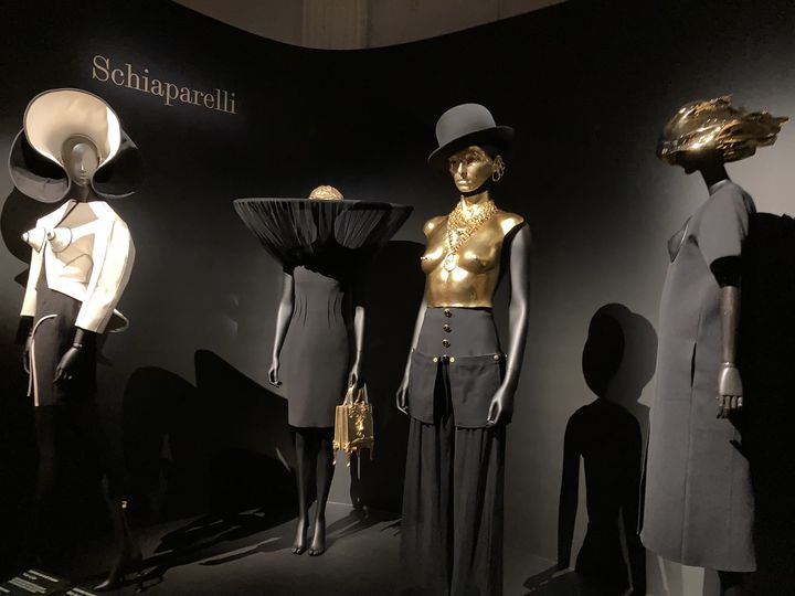 L'exposition "Stephen Jones, chapeaux d'artiste" au Palais Galliera : tenues Schiaparelli accessoirisées par Stephen Jones, le 17 octobre 2024. (CORINNE JEAMMET)