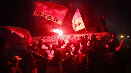 Des manifestants contre la réforme des retraites, le 10 décembre 2019 à Paris. (ZAKARIA ABDELKAFI / AFP)