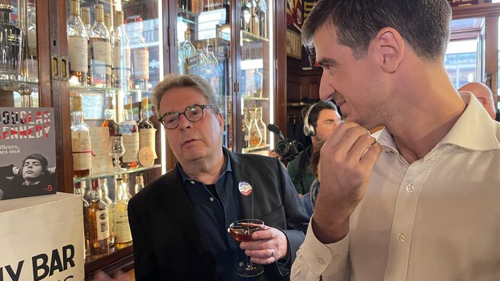 De gauche à droite : l'écrivain américain Douglas Kennedy et Franz-Arthur MacElhone, le propriétaire du Harry's Bar à Paris (FRANCEINFO/ THOMAS SELLIN)